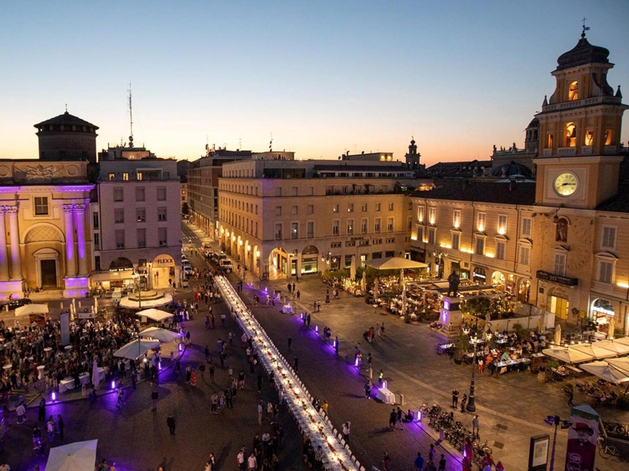 Stazione A 200M - Ampio Appartamento Con Parcheggio Notturno Gratis Parma Esterno foto